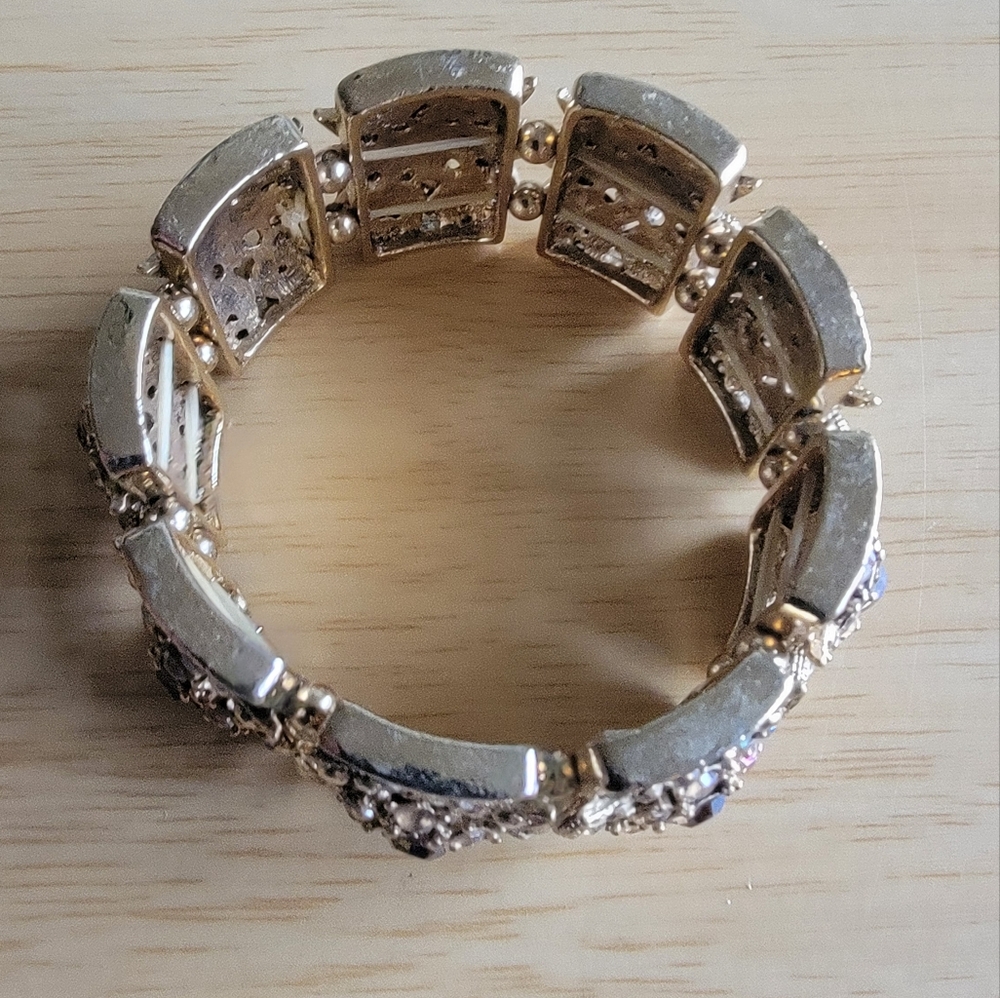 Elegant Gold Tone Stretch Bracelet with Crystal Accents - Picture 2 of 8
